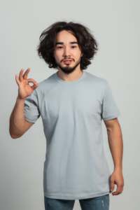 เสื้อยืดคอกลมแขนสั้นสีดำล้วนสำหรับผู้ชาย ทรงปกติ ผ้าฝ้ายเจอร์ซีย์ถัก 100% ดีไซน์เรียบง่าย - Product Image 3