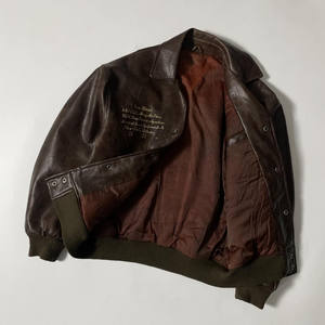 แจ็คเก็ตบอมเบอร์หนังวีแกนทรงเรกูลาร์ฟิตแบบสั่งทำพิเศษจากโรงงานผู้ผลิต (OEM)  พร้อมซับในผ้าฝ้ายเรียบเนียนและขอบยางยืด  แจ็คเก็ตวาร์ซิตี้สำหรับผู้ชาย - Product Image 3