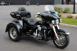 ประกอบเสร็จพร้อมจัดส่ง Davidson FLHTCUTG - Tri Glide Ultra รถมอเตอร์ไซค์ไตรค์ 4 จังหวะใหม่ - Product Image 2