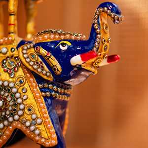 Elefante Ambabari de Piedra con Diseño Tradicional y Técnica Meenakari para Ocasiones de Diwali - Product Image 2