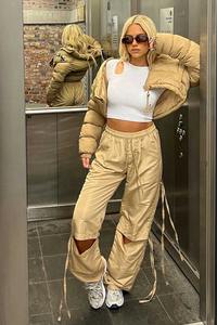 กางเกงคาร์โก้ร่มชูชีพปักโลโก้แบบมีพู่ห้อยที่หัวเข่าสีน้ำตาล - Product Image 4