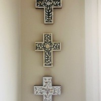 Croix murale en bois faite à la main, motif unique, design moderne, incrustation d'os, écologique, religieuse, décorative pour mariage