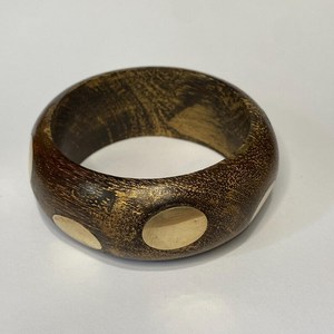 Brazalete Moderno de Madera Maciza con Incrustaciones Circulares de Latón, Talla Personalizable, Marca MS Handicraft - Product Image 1