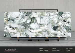 Murs contemporains hauts et imposants rehaussés par des panneaux de porcelaine gris brillant de 800x3200 mm - Product Image 3