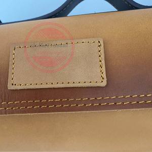 Bolsas enrollables de cuero genuino con logotipo personalizado Bolsas enrollables de cuero cómodas - Product Image 4