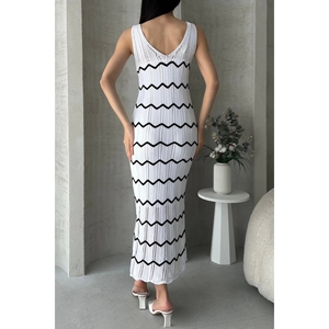 Robe décontractée en tricot à col en V avec détail en zigzag, couleur écru - Product Image 2