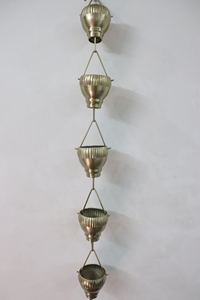 Chaîne de pluie en métal pour arrosage extérieur avec tasse en métal cuivré de conception différente unique selon personnalisé - Product Image 5