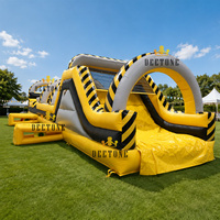 Grand parcours d'obstacles gonflable extérieur avec mur d'escalade et toboggan pour location commerciale et événements