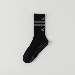 ODM Logo personnalisé Crew Grip Chaussettes à rayures antidérapantes Motifs de lettres Coton Yoga Pilates Dance Wear Vente en gros de l'usine du Vietnam - Product Image 3