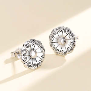 Orecchini a lobo in oro rosa con diamanti e design floreale per donne alla moda - Product Image 2