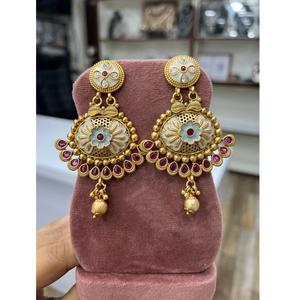 Pendientes tradicionales de alta calidad Royal Rajwadi Glow Jhumka, joyería de latón chapada en oro para mujer, boda y regalo - Product Image 1
