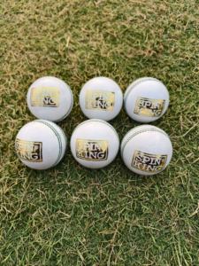 Pelotas de cricket blancas al por mayor profesionales Pelota de cuero de 4 piezas con logotipo OEM - Product Image 3