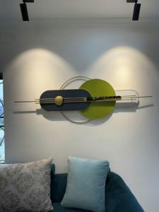 งานประติมากรรมโลหะติดผนัง ดีไซน์เรขาคณิตนามธรรมทันสมัย เป็นมิตรกับสิ่งแวดล้อม ผลิตด้วยมือ สามารถปรับแต่งได้ เหมาะสำหรับตกแต่งบ้าน - Product Image 4