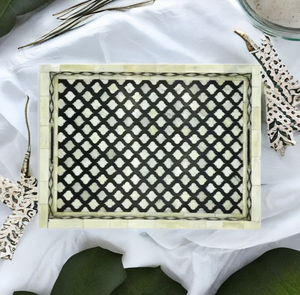 Impresionante bandeja decorativa de resina de hueso hecha a mano con detalles delicados y pulido a mano para un aspecto elegante y elegante - Product Image 1