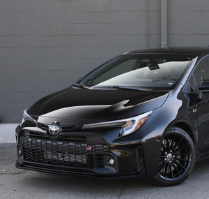 PRÊT À CONDUIRE - VÉHICULE D'OCCASION À VOLANT À GAUCHE |   Conduite à droite |   TOYOTA GR COROLLA CORE 2023 - Product Image 1