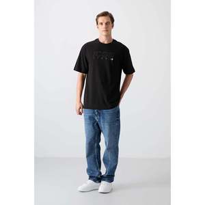 เสื้อยืดคอกลมโอเวอร์ไซส์พิมพ์ลายสำหรับผู้ชาย Tommylife Wholesale รุ่น 88331 สีดำ - BLACK - Product Image 3