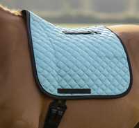 Tapis de selle matelassé bleu clair tout usage en polyester doublé polaire avec sangle de maintien pour l'équitation