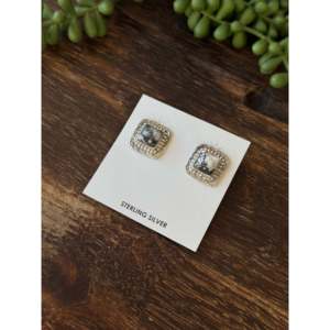 Pendientes de botón de plata esterlina y bálfalo blanco hechos por Navajo con engaste geométrico y diseño incrustado - Product Image 3