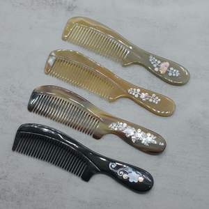 HOLD COLORS HORN BUFFALO PEINES AL POR MAYOR Peines de cuerno antiestáticos naturales para regalos de vacaciones por Crescent Crafts - Product Image 1