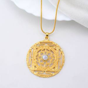 Collier pendentif pierre de lune Sri Yantra pour femmes plaqué or en laiton fait à la main bijoux spirituels Style mignon en gros - Product Image 1