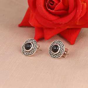 Boucles d'oreilles noeud celtique avec spinelle noir en argent sterling 925 bijoux bohème gothique pour femme - Product Image 2