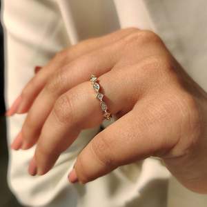 Anillo de Boda de Oro Amarillo con Diamantes de Corte Redondo y Diseño de Contorno Marquise - Product Image 1