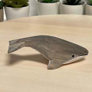 YEEYAYA intagliato a mano 4.2 pollici scultura in legno grigio balena figurina vita marina decorazioni per la casa per soggiorno o camera da letto - Product Image 2