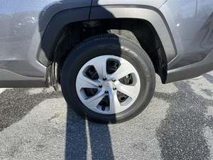 Toyota RAV 4 LE 2019 / Disponible para la venta con bajo kilometraje / Motor de gasolina / Auto usado en buen estado y sin accidentes / Sin problemas / Tracción en las cuatro ruedas - Product Image 6