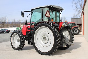 2021 Massey Ferguson 5710 4WD Tractor Equipo agrícola de alto rendimiento Horas bajas Bomba de engranajes de motor duradera confiable - Product Image 6