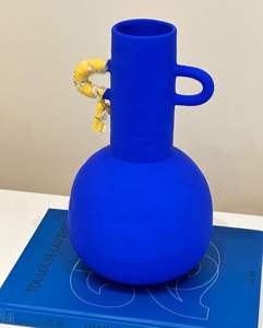 Lujoso y elegante florero de metal de hierro con exquisitos detalles en relieve a mano, ideal para la decoración moderna y clásica del hogar - Product Image 3