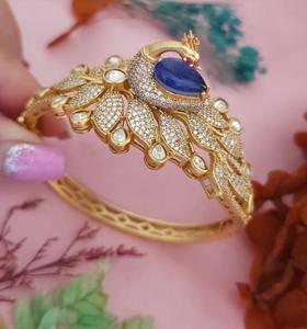 Bracelet de haute qualité avec finition dorée et pierres scintillantes, idéal pour les occasions modernes et traditionnelles, à porter pour les femmes et les filles - Product Image 3