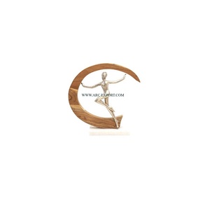 Conception avantageuse Nouveau Look Motif Objet Et Sculpture Forme Ronde Anneau En Bois Avec Objet Humain Assis Sculpture D'Indien - Product Image 1