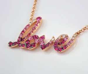 สร้อยคอรูปตัวอักษร LOVE ดีไซน์วินเทจสุดพิเศษสำหรับทุกเพศ ประดับด้วยพลอยแซฟไฟร์สีชมพู ทับทิม และเพชร ชุบเงิน ของขวัญเครื่องประดับชั้นดี - Product Image 3