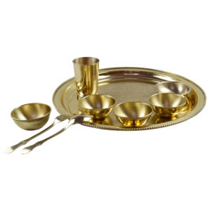 Latón de alta calidad Bhojan Thali Set Golden Shiny Pulido 5 piezas Regalo para la decoración de la Mesa del hogar Hecho a mano Venta al por mayor Bajo costo - Product Image 3