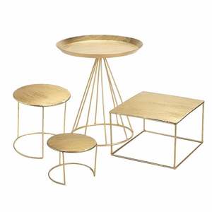 Support à gâteau en métal robuste avec une large plateforme et des pieds antidérapants conçu pour les boulanger professionnels et les vitrines culinaires - Product Image 1