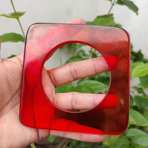 Bracelets en résine faits à la main élégants Designs audacieux en spirale Couleurs et tailles personnalisables - Bijoux pour femmes Artizon Studio pour les fêtes et les occasions - Product Image 4