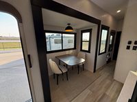 Camping-car Forest River Sunseeker gris aluminium, 6 places, design moderne avec cuisine coulissante pour voyages mobiles