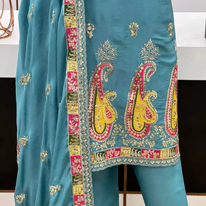 Belle tenue de mariage haut-bas et Dupatta avec un travail de séquence de broderie lourd - Product Image 1