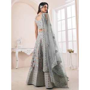 Lehenga Choli de réception en soie grise attrayante avec broderie florale, robes de bal élégantes - Product Image 3
