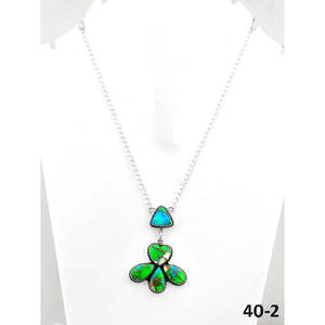 Collier artisanal opale du Sud-Ouest avec dahlia paon et serti en forme de fleur en argent sterling - Product Image 1