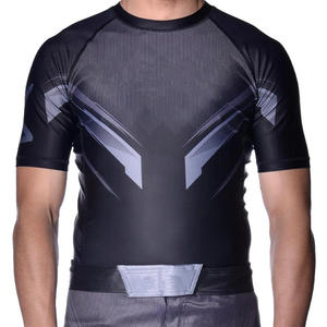 เสื้อรัดรูป rashguard แขนสั้นสำหรับผู้ชายชุดออกกำลังกายศิลปะการต่อสู้สีดำด้านออกแบบได้ตามต้องการ - Product Image 3