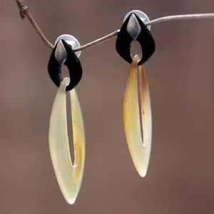 Boucles d'oreilles en corne de buffle naturelle 100% faites à la main conception personnalisée bijoux en corne de boeuf produits d'artisanat acceptables - Product Image 1