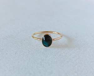 Bague minimaliste en argent sterling 925 avec labradorite naturelle de Madagascar, plaqué or 14 carats, sertie d'une pierre ovale de 7x9 mm - Product Image 2