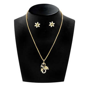 Kriaa 1203802 Vintage Plaqué Or Pendentif Ensemble avec Vert Pierre Autrichienne et Zircon Boucles D'oreilles Fine Jewelry Accessoires - Product Image 1