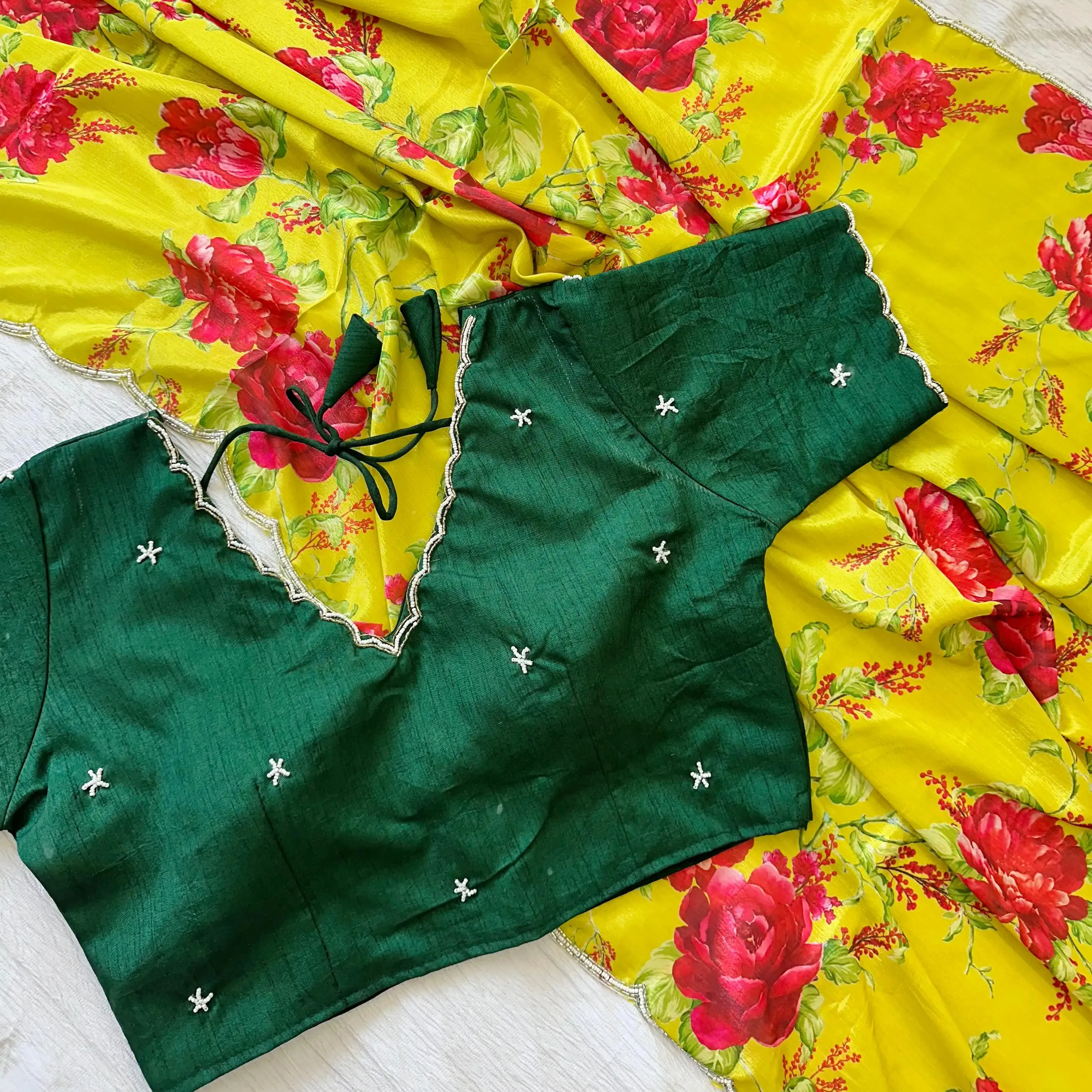 Capa de Saree macia e de seda com estampa bonita por todo o lado com roupas artesanais indianas e paquistanesas, imperdível para esta temporada