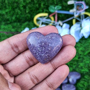 Vente en gros lot de décoration intérieure de luxe Cristaux de lépidolite en forme de cœur Pierres précieuses de guérison naturelles Cadeaux de mascotte de cœur faits à la main - Product Image 6