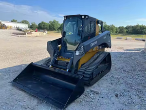 Chargeuse compacte sur chenilles John Deere 333G avec godet pour travaux agricoles et de construction - Product Image 3