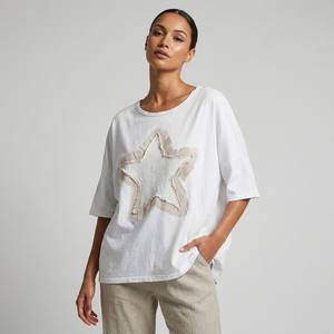 T-shirt à sequins brodés avec un grand motif étoile, 100% coton - Product Image 1