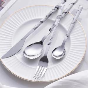 Couverts fins effet marbre de qualité supérieure en blanc pour les repas en famille, les cuisines domestiques, les hôtels, les restaurants et les fêtes, en provenance d'Inde - Product Image 1