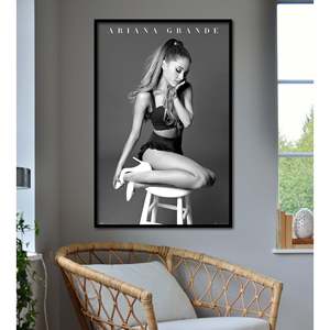 Póster de arte moderno de Ariana Grande con marco negro para uso decorativo - Product Image 1